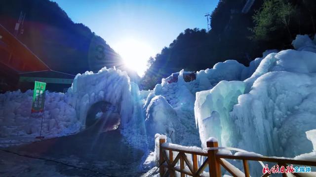 下雪啦!曾家山迎来2024年第一场雪,山峦沟壑间晶莹剔透,很美!
